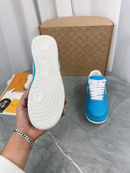 Louis Vuitton couple's co-branded sports shoes - Image 11