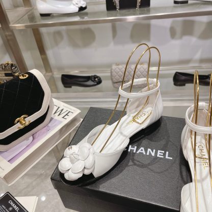 Chanel's new early spring camellia sheepskin fabric thick-heeled white sandals with a heel height of 2.5cm - Image 3