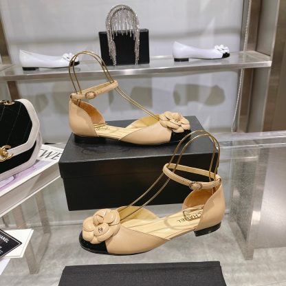Chanel's new Camellia series apricot sandals for early spring, heel height 2.5cm - Image 3