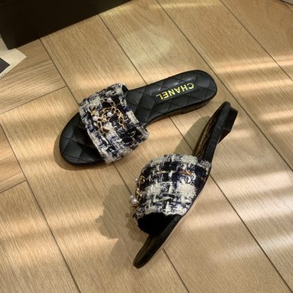 Chanel spring and summer new black and white goddess elegant and durable flat sandals - Image 3