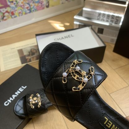 Chanel's new black spring and summer flat sandals with elegant style - Image 3
