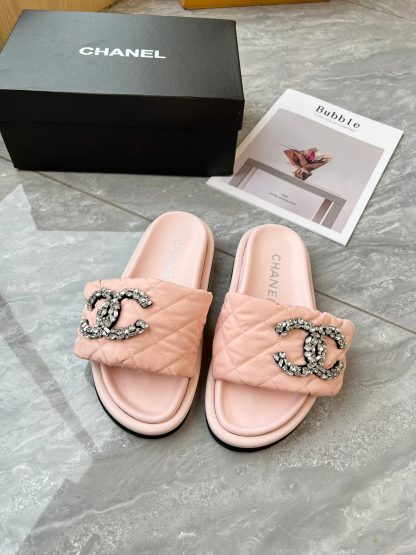 Chanel couple's high-end fashionable pink sandals - Image 3