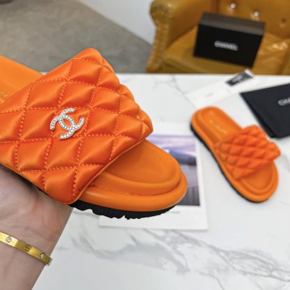 Chanel couple's high-end fashionable orange sandals - Image 3