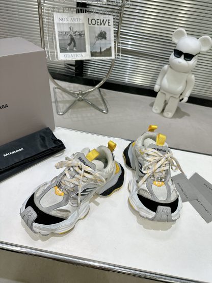 Balenciaga stylish sneakers - Image 3