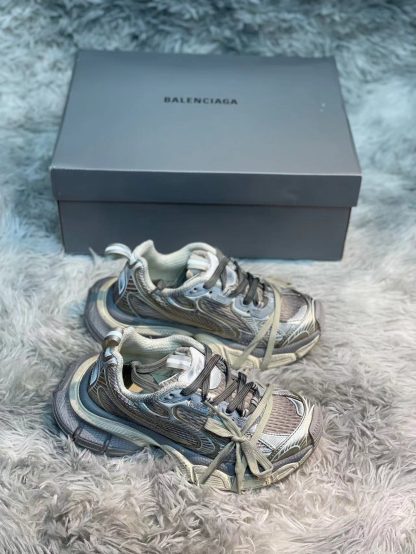 Balenciaga stylish sneakers - Image 3