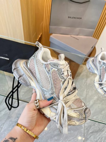 Balenciaga stylish sneakers - Image 3