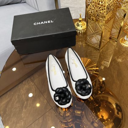 Chanel autumn and winter new white round head with camellia retro loafers - Image 3