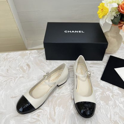 Chanel autumn and winter new white retro style small round head thick heel loafers - Image 3