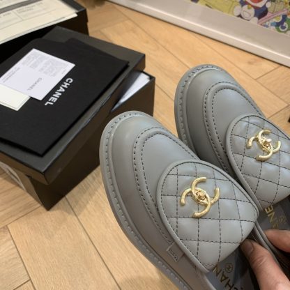 Chanel's new elegant and durable blue-gray loafers for early spring - Image 3