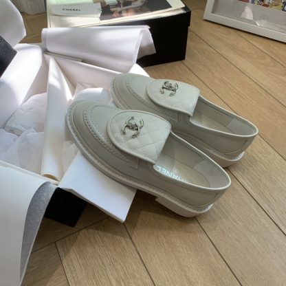 Chanel's new elegant and durable beige loafers for early spring - Image 2