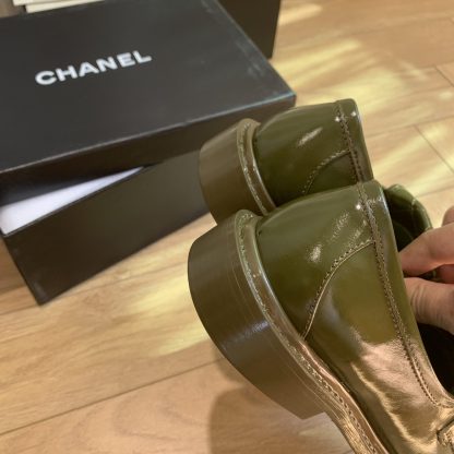 Chanel's new elegant green loafers for early spring - Image 2