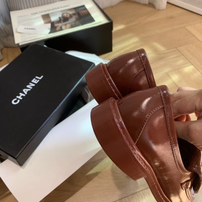 Chanel's new elegant and durable red shiny loafers for early spring - Image 3