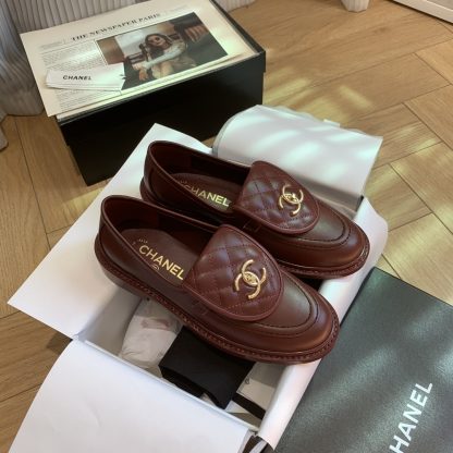 Chanel's new elegant and durable red matte loafers for early spring - Image 3