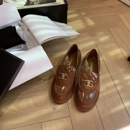 Chanel's new elegant and durable brown loafers for early spring - Image 3