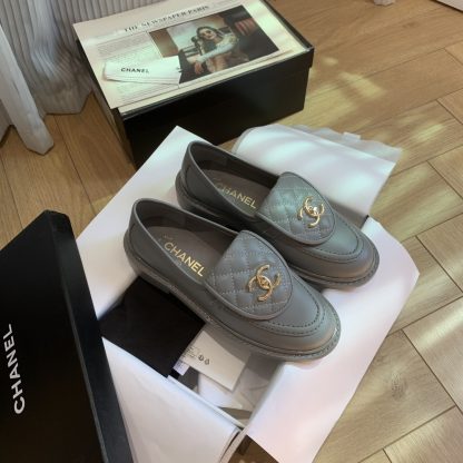 Chanel's new elegant and durable blue-gray matte loafers for early spring - Image 3