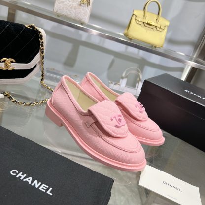 Chanel's new pink loafers for early spring - Image 3