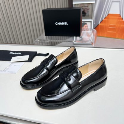 Chanel Early Autumn New Small Round Toe Black Shiny Retro Loafers - Image 3