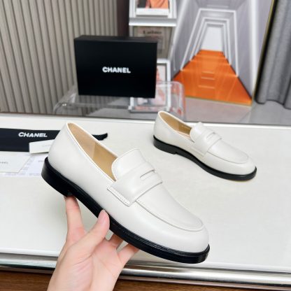 Chanel Early Autumn New Small Round Head White Retro Loafers - Image 3