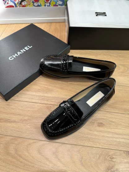 Chanel autumn and winter four seasons retro style small round head black shiny loafers - Image 3