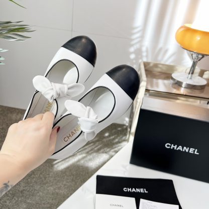 Chanel white autumn and winter retro style small round head with bow loafers - Image 3