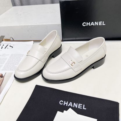 Chanel autumn and winter white retro loafers - Image 3