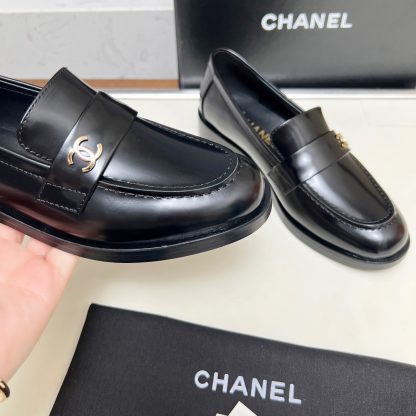 Chanel autumn and winter black shiny retro loafers - Image 3
