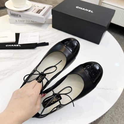 Chanel's new black early spring product is slim and paired with lace-up loafers - Image 3