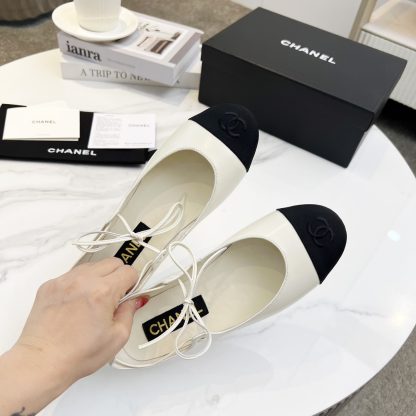 Chanel's new white early spring products are slim and paired with lace-up loafers - Image 3