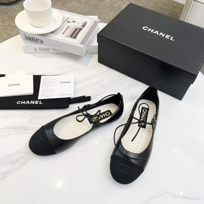Chanel's early spring black matte new product is slim and paired with lace-up loafers - Image 3