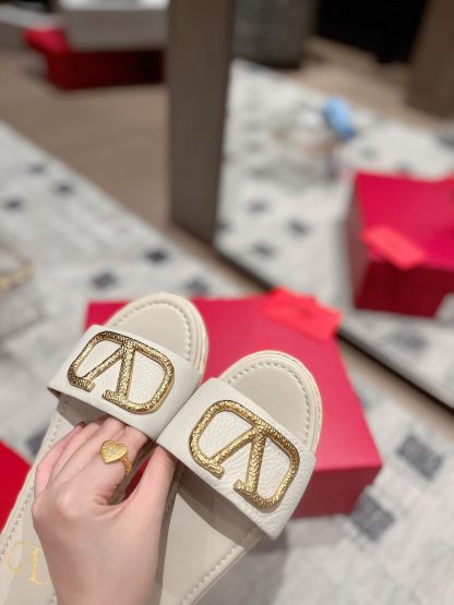VALENTINO exquisite minimalist white slippers - Image 4
