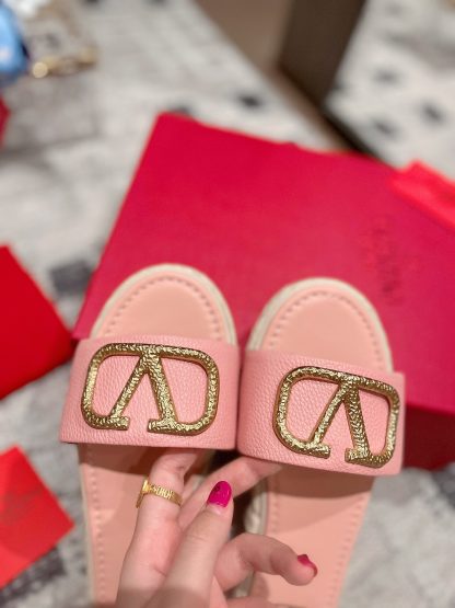 VALENTINO exquisite lychee pattern large V buckle fashion slippers - Image 4