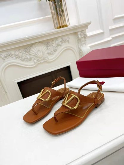 VALENTINO Fashionable and versatile thong sandals