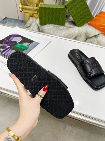Gucci women's flat slippers - Image 4