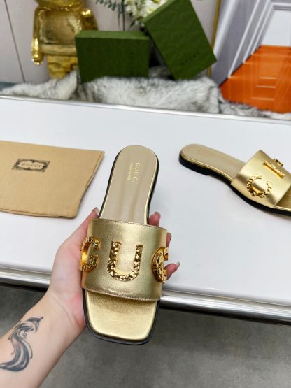 Gucci women's flat slippers - Image 4