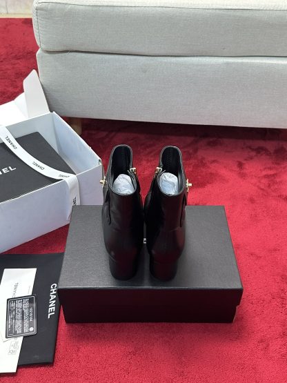 Chanel's new simple, stylish and comfortable black shiny short boots with a heel height of 5cm - Image 3