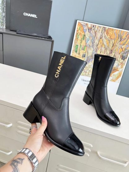 Chanel's autumn and winter main season hits are worth adding to your wardrobe with black thick-heeled boots - Image 3