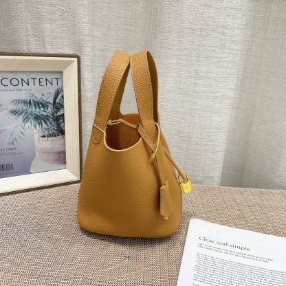 Hermès mini 14cm shopping basket bag is soft, versatile and very light - Image 3