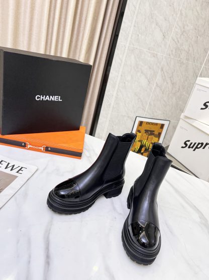 Chanel's latest black fashionable Chelsea boots for autumn and winter - Image 3