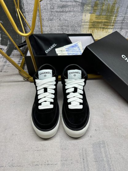 Chanel's latest black couple sports high-top casual shoes - Image 3