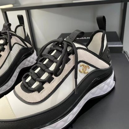 Chanel's latest beautiful black and white slim casual sneakers - Image 3