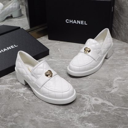 Chanel's early spring new love buckle thick heel white loafers, heel height 4.5cm - Image 3