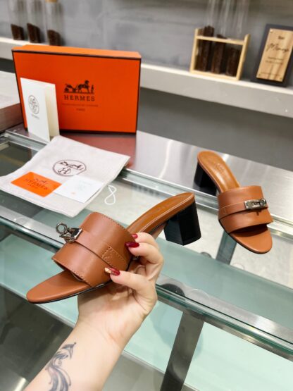 Hermès early spring new pure handmade brown thick heel sandals - Image 3