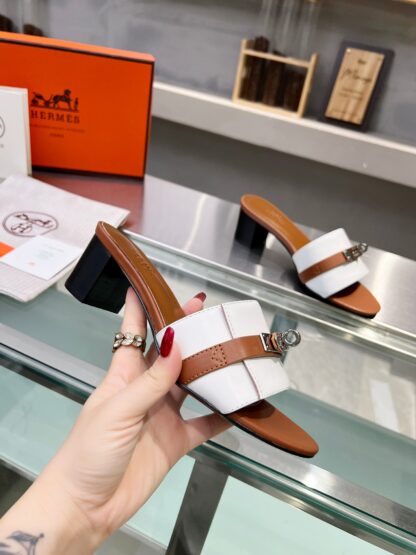 Hermès early spring new pure handmade white and brown thick heel sandals - Image 3