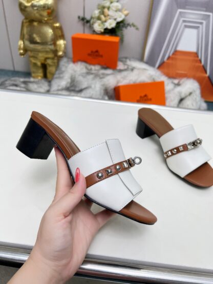 Hermès new spring and summer white and brown color matching thick heel sandals, heel height 5cm - Image 3