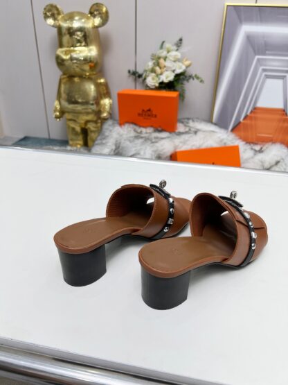 Hermès new spring and summer brown and black color matching thick heel sandals, heel height 5cm - Image 3