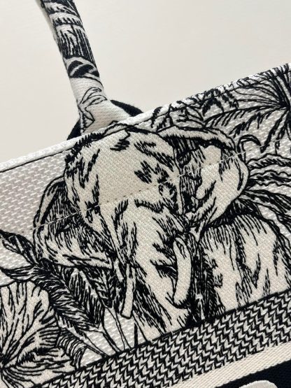 Dior Spring/Summer Series Jungle White Tiger Tote Bag - Image 3