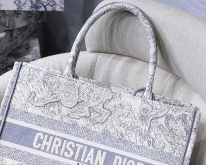 Dior 𝐁𝐎𝐎𝐊 𝐓𝐎𝐓𝐄 bags - Image 3