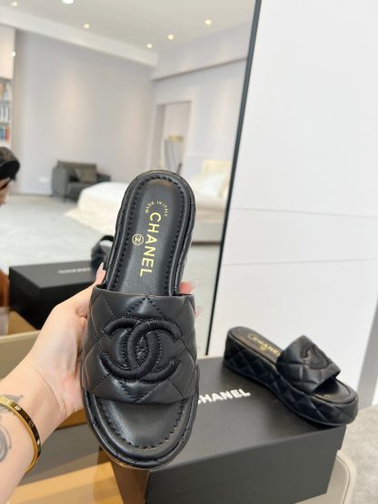 Chanel black simple and versatile super beautiful small slippers - Image 3