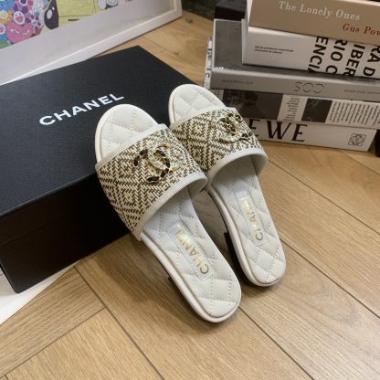 Chanel spring and summer white with flash brick double c flat slippers - Image 3
