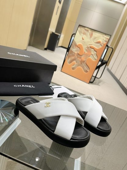 Chanel Spring and Summer Classic White Versatile Slippers - Image 3